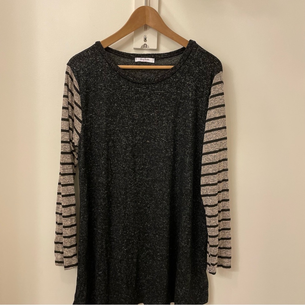 Jenny Boston Boutique Women's Lightweight Black And Gray Long Sleeve Tunic , L